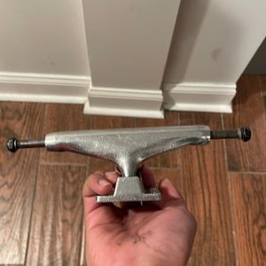 Thunder trucks 8.25 standard trucks